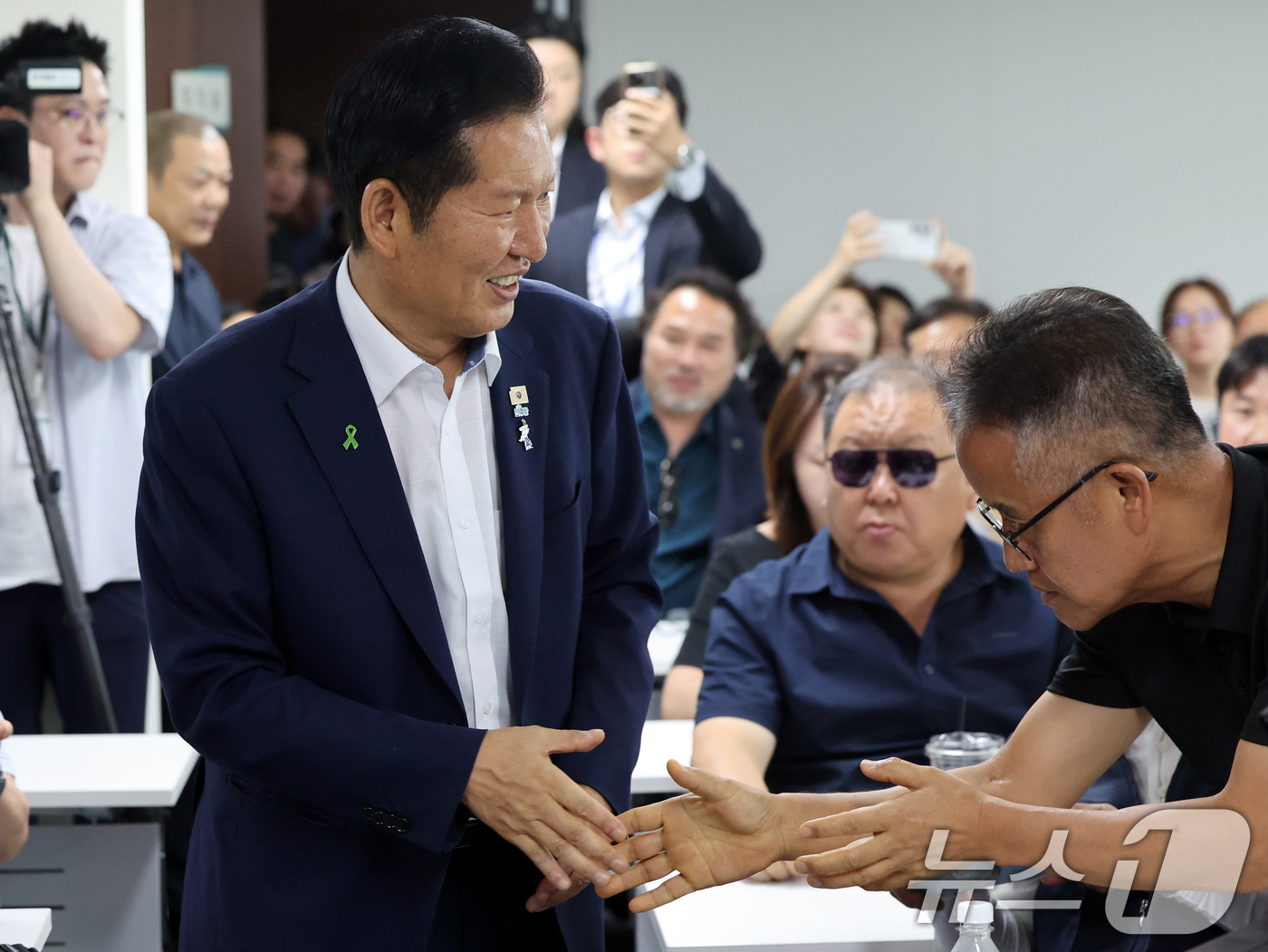 (서울=뉴스1) 황기선 기자 = 정청래 더불어민주당 당대표 후보가 6일 오후 서울 마포구 마포보훈회관에서 열린 '서울경기 장애인협회 및 북한이탈주민 정책간담회'에서 참석자들과 인사 …