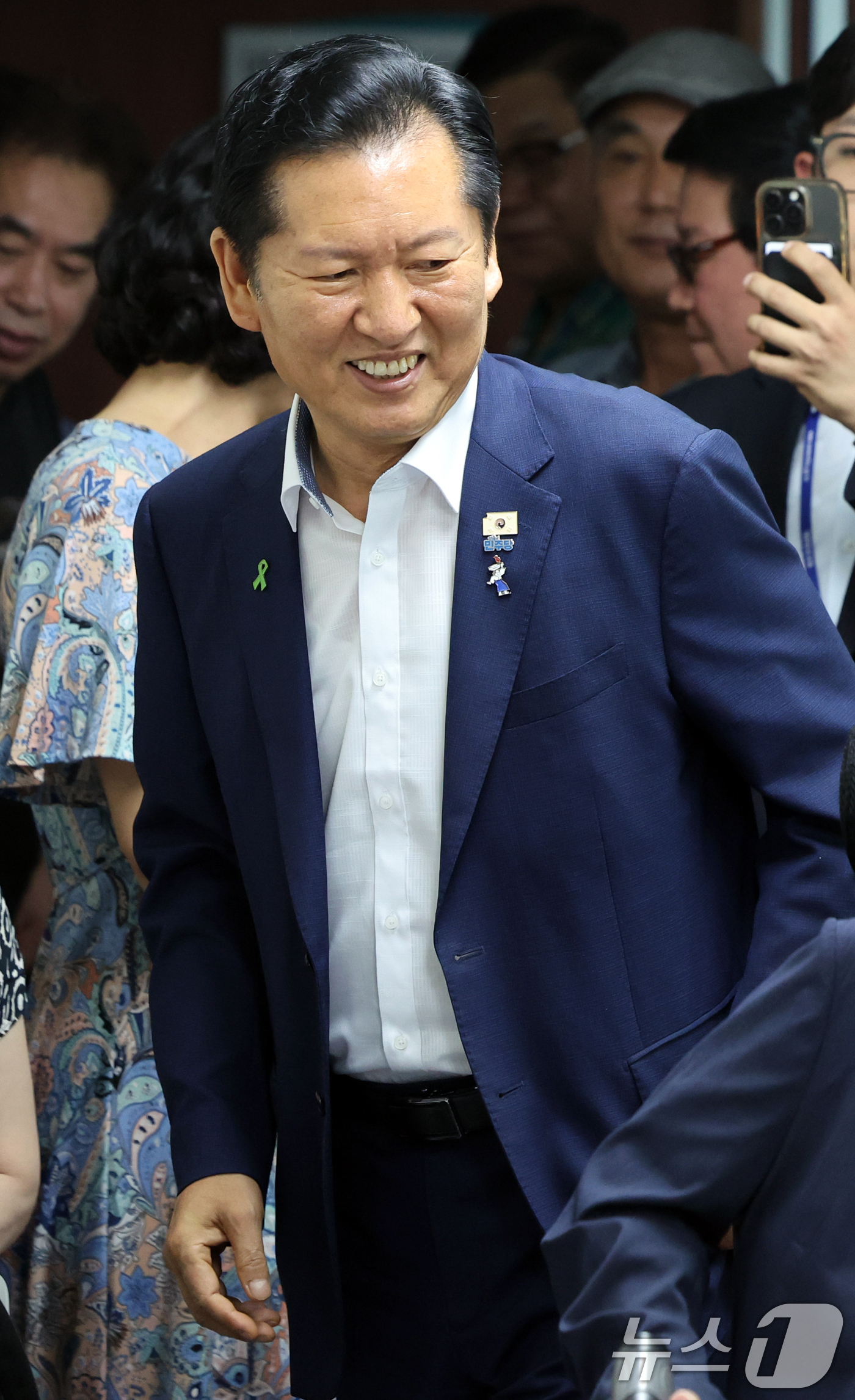 (서울=뉴스1) 황기선 기자 = 정청래 더불어민주당 당대표 후보가 6일 오후 서울 마포구 마포보훈회관에서 열린 '서울경기 장애인협회 및 북한이탈주민 정책간담회'에 참석하고 있다. …