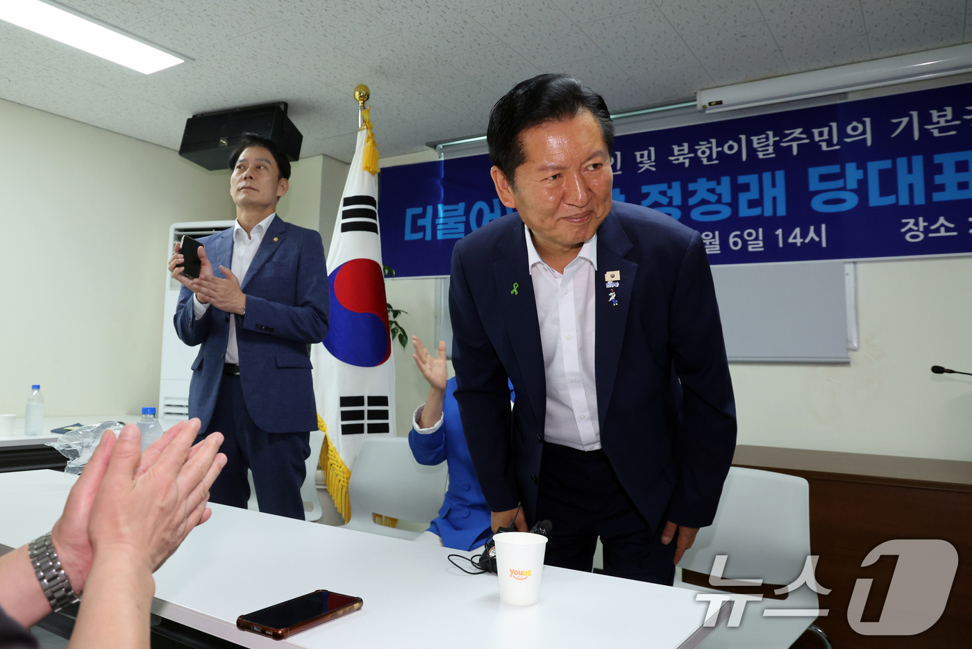 (서울=뉴스1) 황기선 기자 = 정청래 더불어민주당 당대표 후보가 6일 오후 서울 마포구 마포보훈회관에서 열린 '서울경기 장애인협회 및 북한이탈주민 정책간담회'에서 인사를 하고 있 …