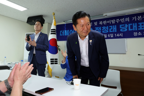 인사하는 정청래 후보