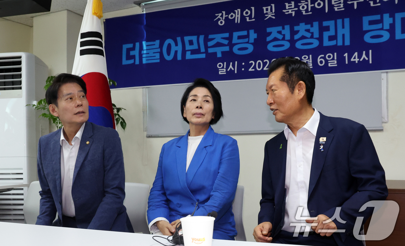 (서울=뉴스1) 황기선 기자 = 정청래 더불어민주당 당대표 후보가 6일 오후 서울 마포구 마포보훈회관에서 열린 '서울경기 장애인협회 및 북한이탈주민 정책간담회'에서 한민수, 최민희 …