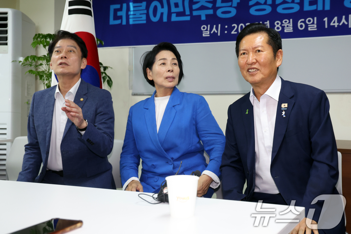 (서울=뉴스1) 황기선 기자 = 정청래 더불어민주당 당대표 후보가 6일 오후 서울 마포구 마포보훈회관에서 열린 '서울경기 장애인협회 및 북한이탈주민 정책간담회'에서 한민수, 최민희 …