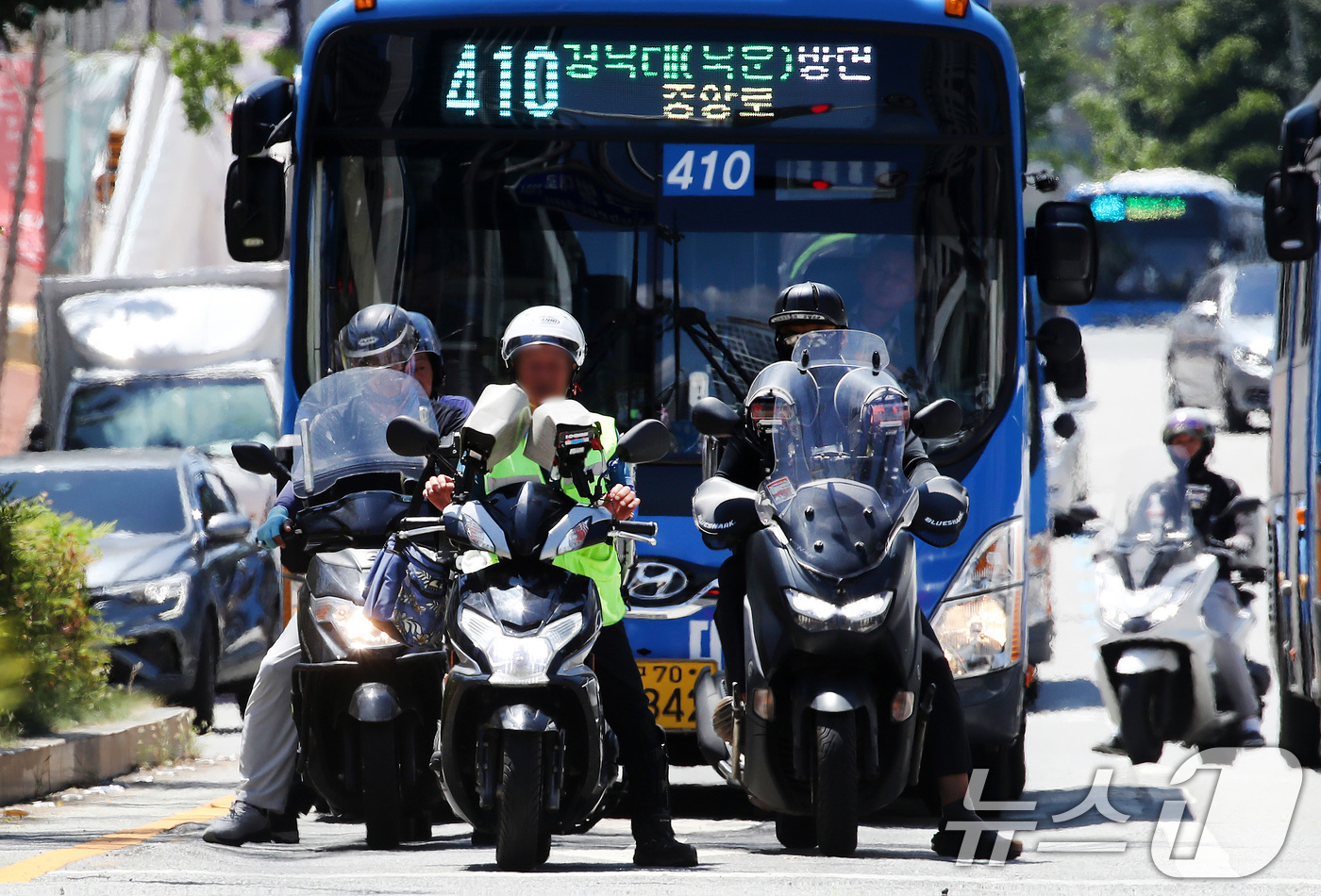 (대구=뉴스1) 공정식 기자 = 가을에 접어든다는 절기 '입추(立秋)'가 하루 앞으로 다가온 6일 폭염이 계속되는 가운데 대구 중구 반월당 인근 도로에서 점심시간을 앞두고 오토바이 …