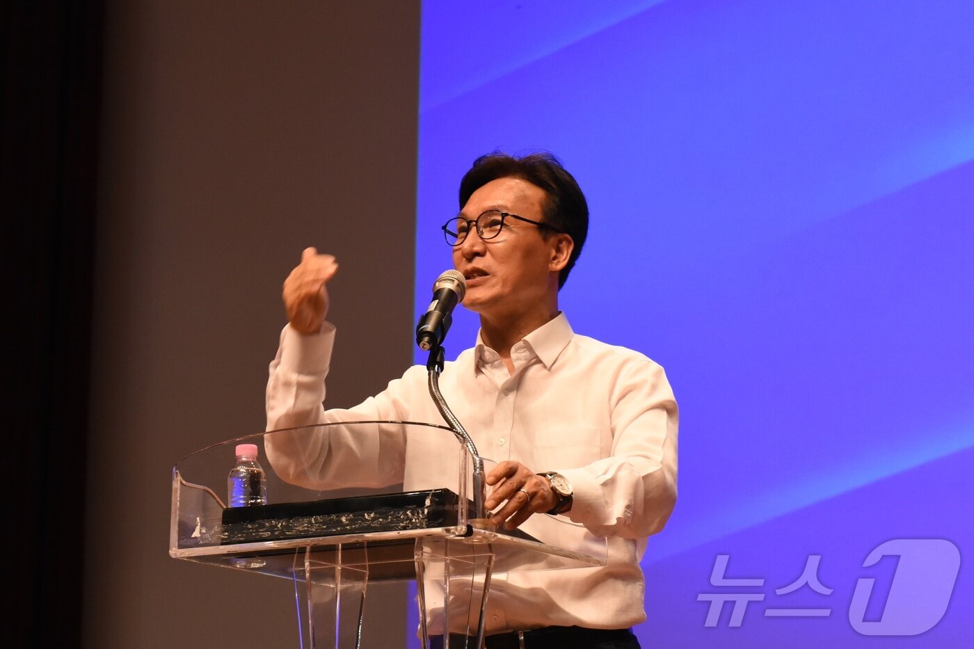본문 이미지 - 더불어민주당 당권 주자인 김민석 의원이 6일 전남광주 순천을 찾아 초청 강연을 진행하고 있다. 2026.8.6 ⓒ 뉴스1 김성준 기자