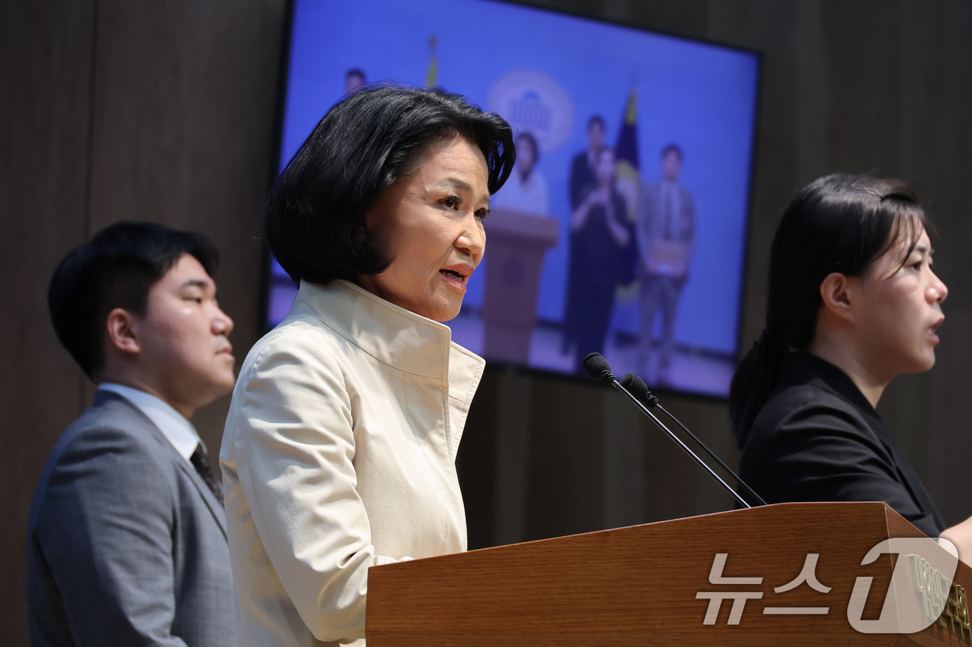 (서울=뉴스1) 신웅수 기자 = 이진숙 국민의힘 의원이 6일 서울 여의도 국회 소통관에서 정보통신망법 반대 기자회견을 하고 있다. 2026.8.6/뉴스1