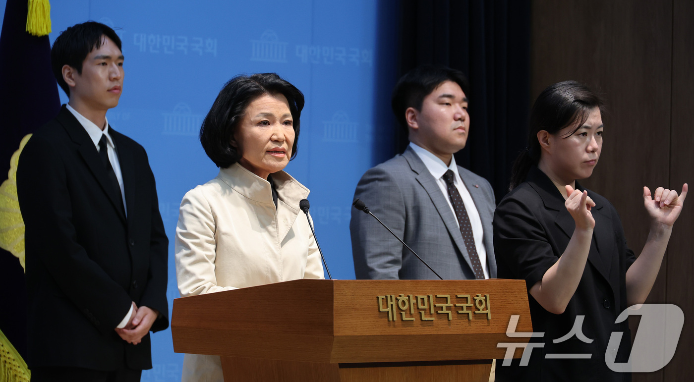 (서울=뉴스1) 신웅수 기자 = 이진숙 국민의힘 의원이 6일 서울 여의도 국회 소통관에서 정보통신망법 반대 기자회견을 하고 있다. 2026.8.6/뉴스1