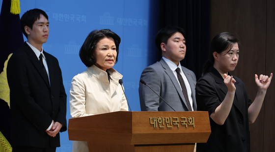 기자회견하는 이진숙 의원
