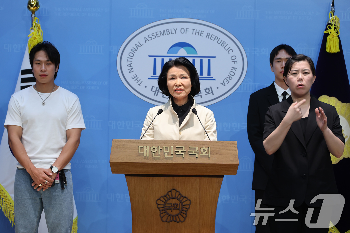(서울=뉴스1) 신웅수 기자 = 이진숙 국민의힘 의원이 6일 서울 여의도 국회 소통관에서 정보통신망법 반대 기자회견을 하고 있다. 2026.8.6/뉴스1