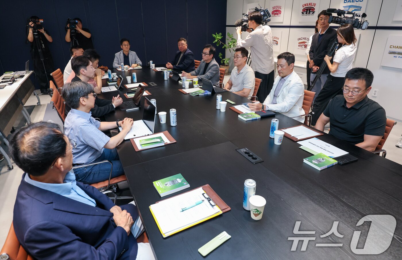 본문 이미지 - 박근찬 KBO 사무총장이 6일 오후 서울 강남구 KBO에서 열린 2026년 폭염 대응 긴급 실행위원회를 주재하고 있다. 2026.8.6 ⓒ 뉴스1 안은나 기자