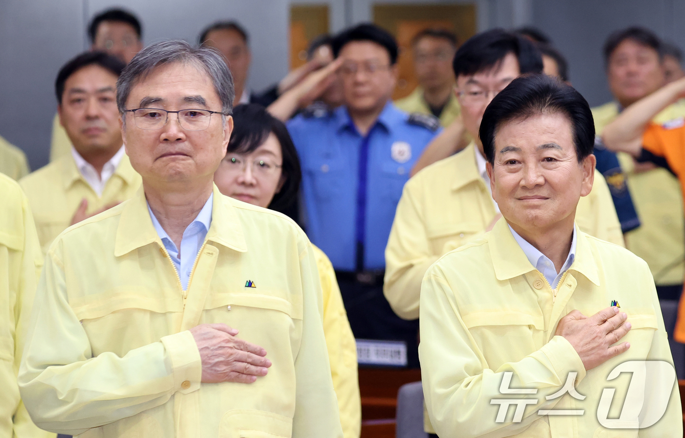 (서울=뉴스1) 김명섭 기자 = 조현 외교부 장관과 정동영 통일부 장관이 6일 오후 서울 종로구 정부서울청사 별관에서 열린 2026년 을지연습 준비보고회의에서 국기에 대한 경례를 …