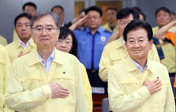 국기에 대한 경례하는 조현·정동영