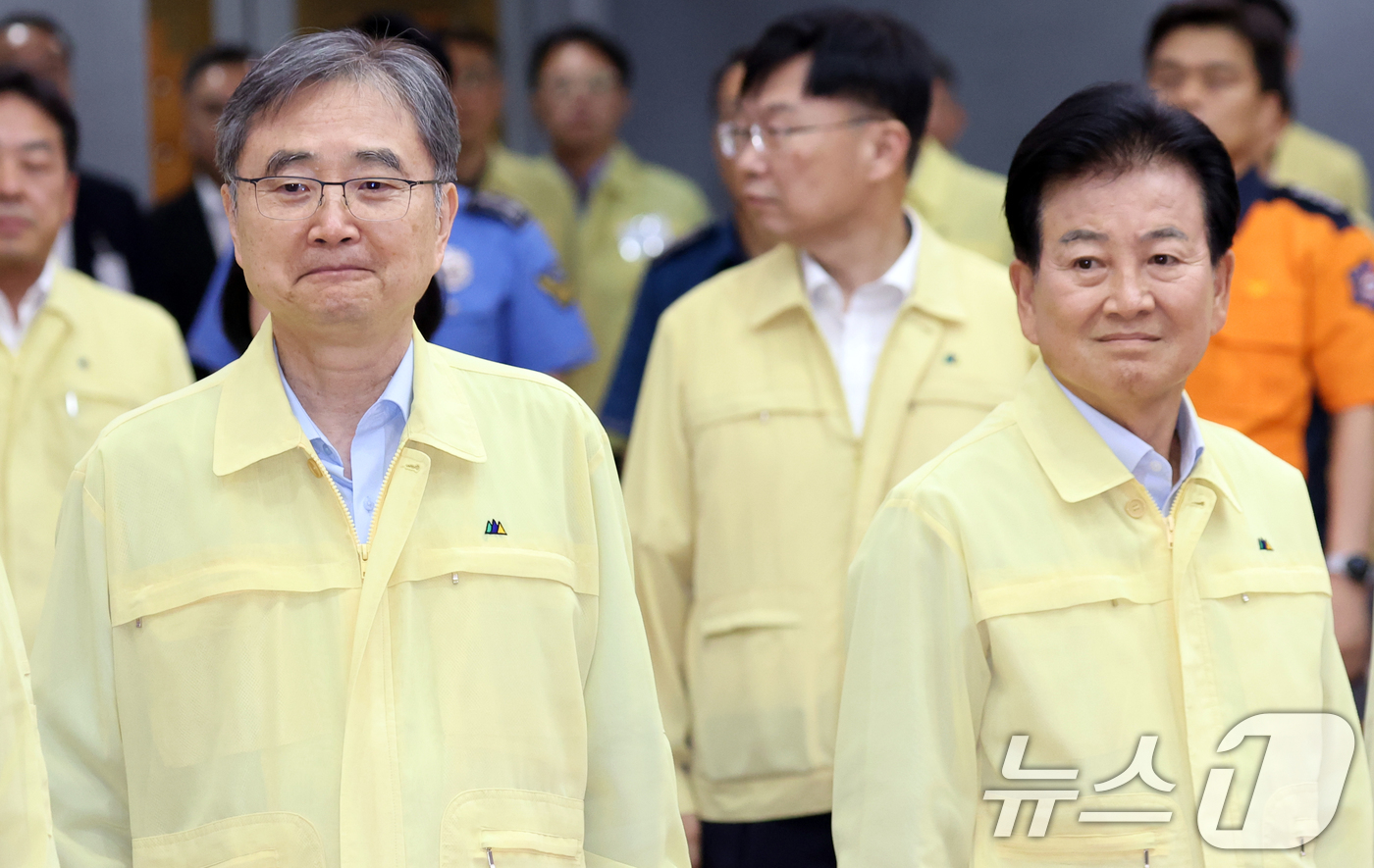 (서울=뉴스1) 김명섭 기자 = 조현 외교부 장관과 정동영 통일부 장관이 6일 오후 서울 종로구 정부서울청사 별관에서 열린 2026년 을지연습 준비보고회의에 참석해 있다. 2026 …