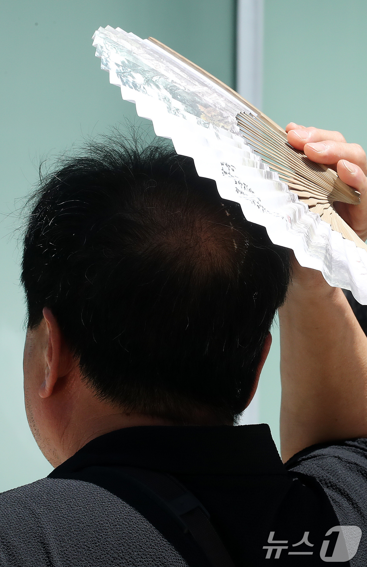 (대구=뉴스1) 공정식 기자 = 가을에 접어든다는 절기 '입추(立秋)'가 하루 앞으로 다가온 6일 폭염이 계속되는 가운데 대구 중구 동성로에서 한 시민이 부채로 뙤약볕을 가린 채 …