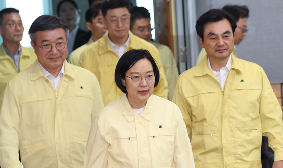 을지연습보고회의 참석하는 한성숙 총리