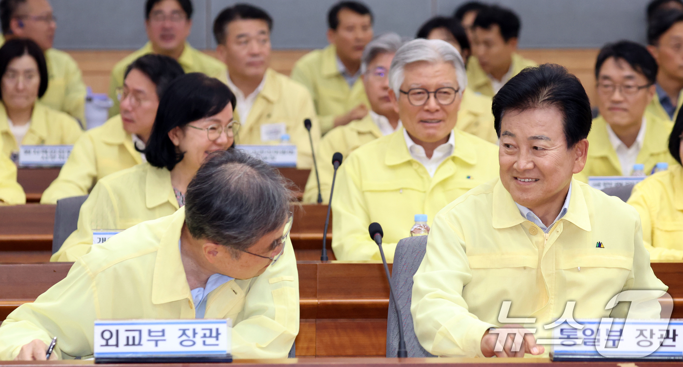 (서울=뉴스1) 김명섭 기자 = 조현 외교부 장관과 정동영 통일부 장관이 6일 오후 서울 종로구 정부서울청사 별관에서 열린 2026년 을지연습 준비보고회의에서 인사를 하고 있다. …