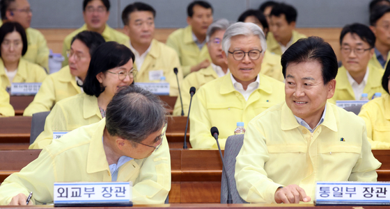 '어색한 인사'