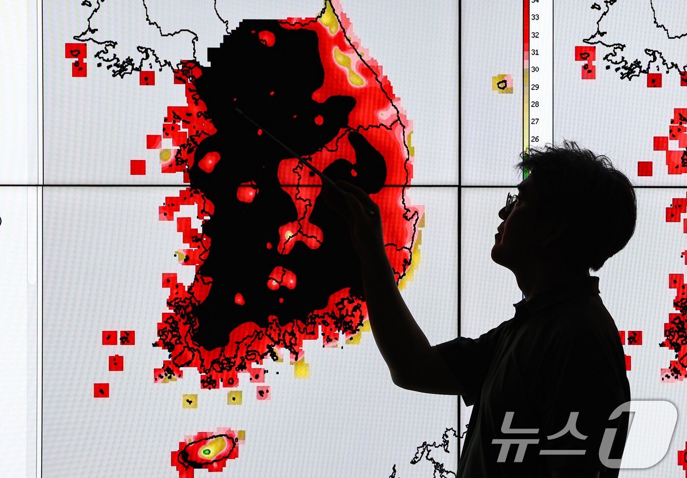 본문 이미지 - 전국 대부분 지역에 폭염특보가 내려진 20일 서울 동작구 기상청 모니터에 전국 기온이 표시돼 있다. 2026.8.6 ⓒ 뉴스1 김도우 기자