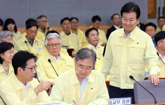 을지연습 준비보고회의 참석하는 정동영 장관
