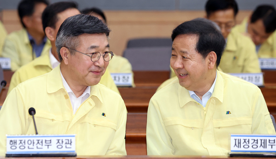 대화하는 구윤철·윤호중 장관