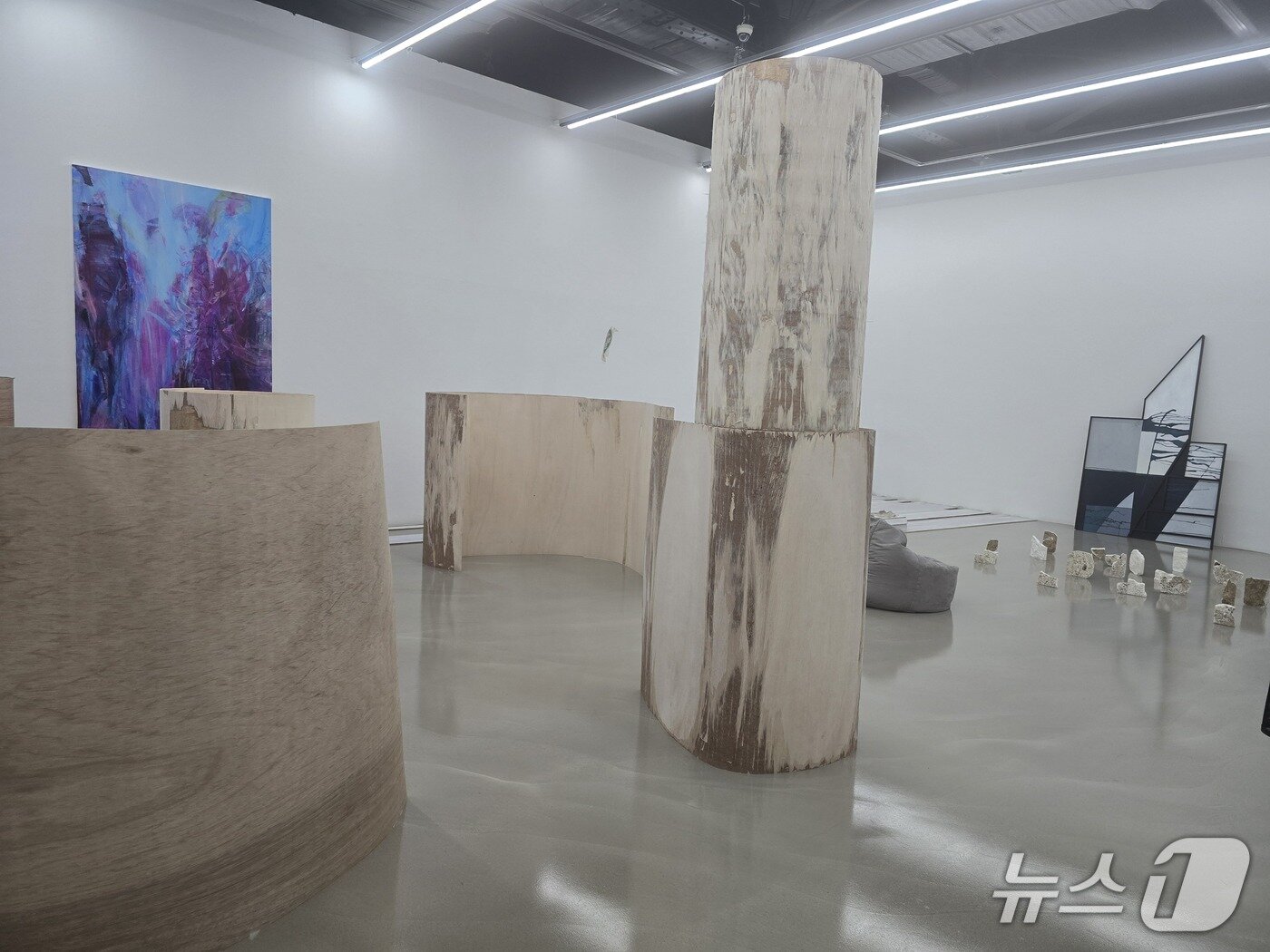 본문 이미지 - 기획전 '예술 학교: 우리가 서로의 학교가 될 때' 전시 전경. 2026.08.05 ⓒ 뉴스1 김정한 기자