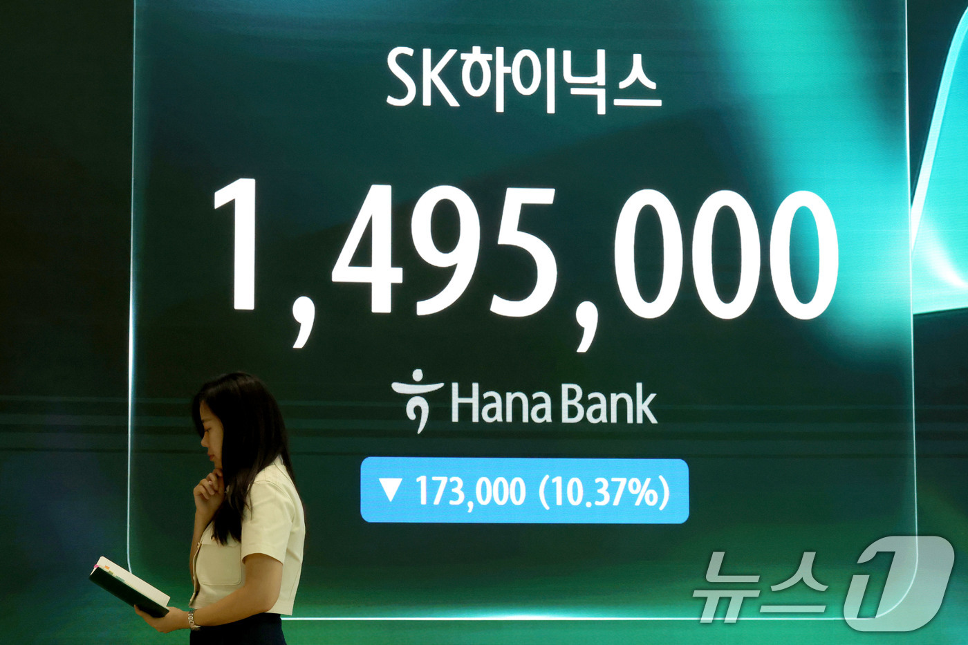 (서울=뉴스1) 이광호 기자 = 코스피가 4% 넘게 급락 마감한 6일 오후 서울 중구 하나은행 딜링룸에 SK하이닉스 주가가 표시되고 있다. 2026.8.6/뉴스1