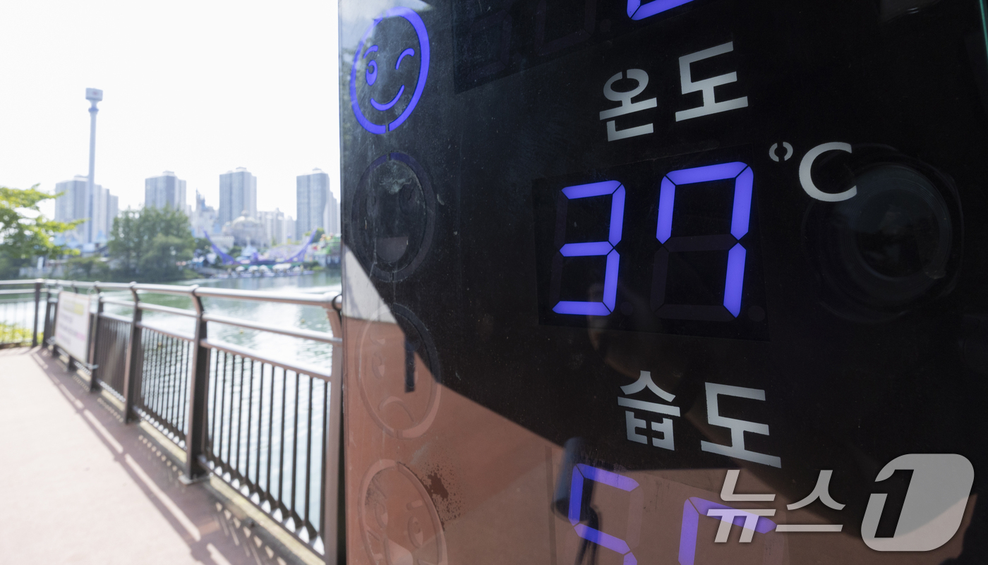(서울=뉴스1) 최지환 기자 = 전국에 극한폭염이 계속되는 가운데 6일 서울 송파구 석촌호수에 위치한 온도계가 37도를 기록하고 있다. 2026.8.6/뉴스1