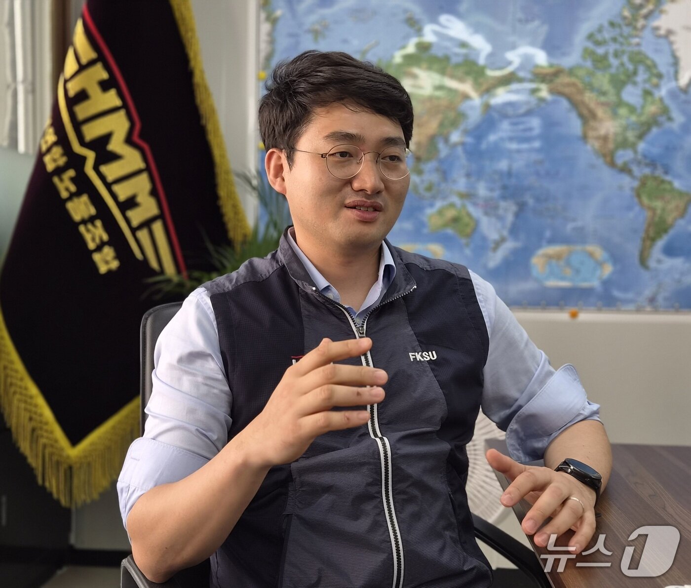 본문 이미지 - 전정근 HMM해상노조 위원장이 뉴스1과 인터뷰 하고 있다. 2026.8.4/뉴스1 ⓒ News1 임순택 기자