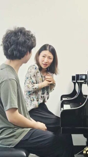 본문 이미지 - 학생 지도하는 이소연 교수(본인 제공)