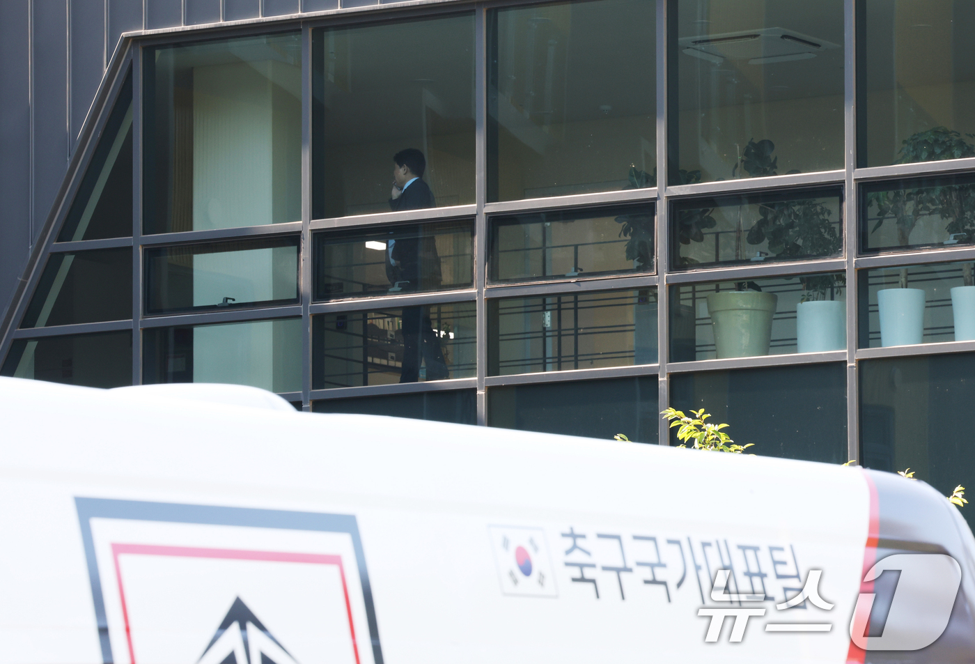 (천안=뉴스1) 김영운 기자 = 경찰이 6일 오전부터 충남 천안에 있는 대한축구협회 사무실과 서울 종로구 축구회관(구 대한축구협회 사무실) 등에 대한 압수수색 영장을 집행하고 있다 …