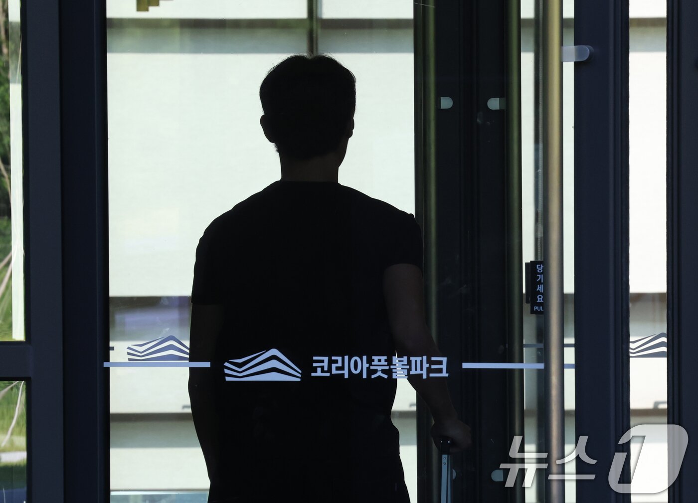 본문 이미지 - 경찰이 6일 오전부터 충남 천안에 있는 대한축구협회 사무실과 서울 종로구 축구회관(구 대한축구협회 사무실) 등에 대한 압수수색 영장을 집행하고 있다. 사진은 이날 압수수색이 진행 중인 충남 천안시 서북구 입장면 대한축구협회 사무실의 모습. 2026.8.6 ⓒ 뉴스1 김영운 기자