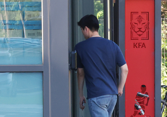 '심판 성접대'가 끝 아니었다…축구협회장 출장에 부인 3회 동반 '펑펑'