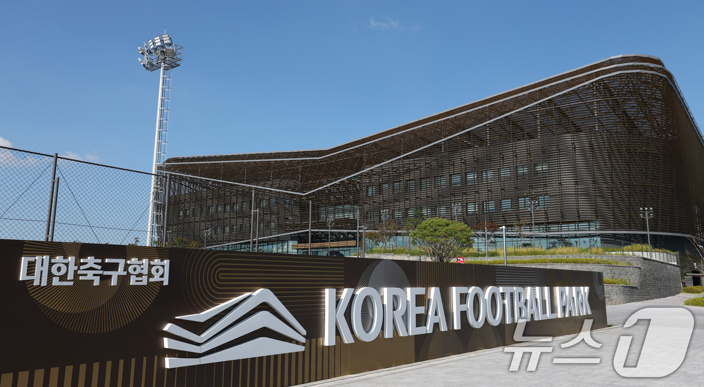 (천안=뉴스1) 김영운 기자 = 경찰이 6일 오전부터 충남 천안에 있는 대한축구협회 사무실과 서울 종로구 축구회관(구 대한축구협회 사무실) 등에 대한 압수수색 영장을 집행하고 있다 …