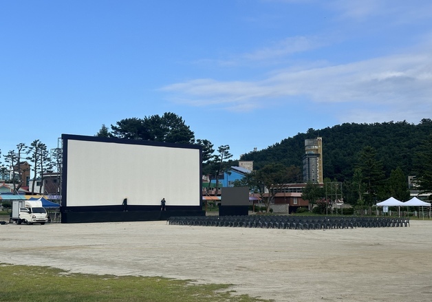 어떻게든 막은 올랐지만…예산 끊겨 뿌리 흔들리는 정동진영화제
