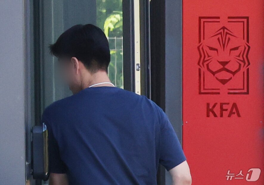 본문 이미지 - 경찰이 6일 오전부터 충남 천안에 있는 대한축구협회 사무실과 서울 종로구 축구회관(구 대한축구협회 사무실) 등에 대한 압수수색 영장을 집행하고 있다. 사진은 이날 압수수색이 진행 중인 충남 천안시 서북구 입장면 대한축구협회 사무실의 모습. 2026.8.6 ⓒ 뉴스1 김영운 기자