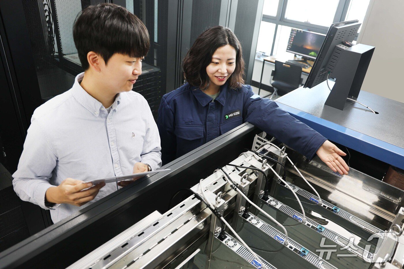 본문 이미지 - HD현대오일뱅크 관계자가 액침냉각을 테스트하고 있다.(HD현대오일뱅크 제공)/뉴스1