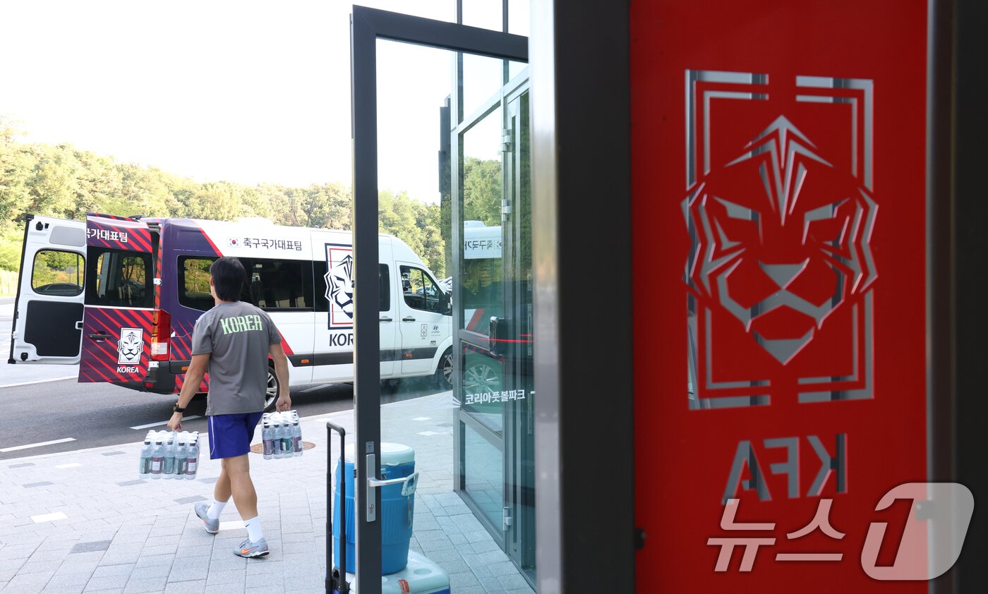 본문 이미지 - 경찰이 6일 오전부터 충남 천안에 있는 대한축구협회 사무실과 서울 종로구 축구회관(구 대한축구협회 사무실) 등에 대한 압수수색 영장을 집행하고 있다. 사진은 이날 압수수색이 진행 중인 충남 천안시 서북구 입장면 대한축구협회 사무실의 모습. 2026.8.6 ⓒ 뉴스1 김영운 기자