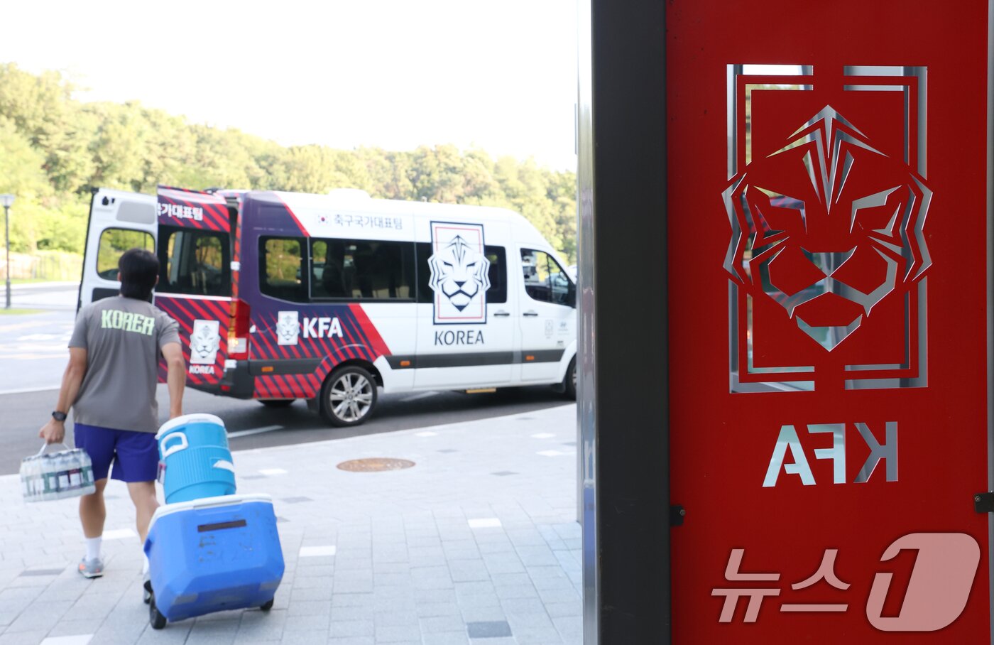 본문 이미지 - 경찰이 6일 오전부터 충남 천안에 있는 대한축구협회 사무실과 서울 종로구 축구회관(구 대한축구협회 사무실) 등에 대한 압수수색 영장을 집행하고 있다. 사진은 이날 압수수색이 진행 중인 충남 천안시 서북구 입장면 대한축구협회 사무실의 모습. 2026.8.6 ⓒ 뉴스1 김영운 기자