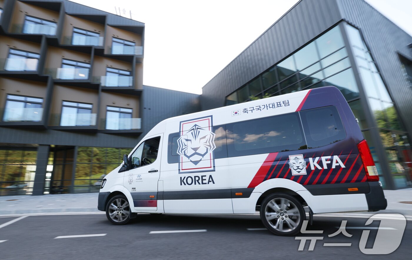 본문 이미지 - 경찰이 6일 오전부터 충남 천안에 있는 대한축구협회 사무실과 서울 종로구 축구회관(구 대한축구협회 사무실) 등에 대한 압수수색 영장을 집행하고 있다. 사진은 이날 압수수색이 진행 중인 충남 천안시 서북구 입장면 대한축구협회 사무실의 모습. 2026.8.6 ⓒ 뉴스1 김영운 기자