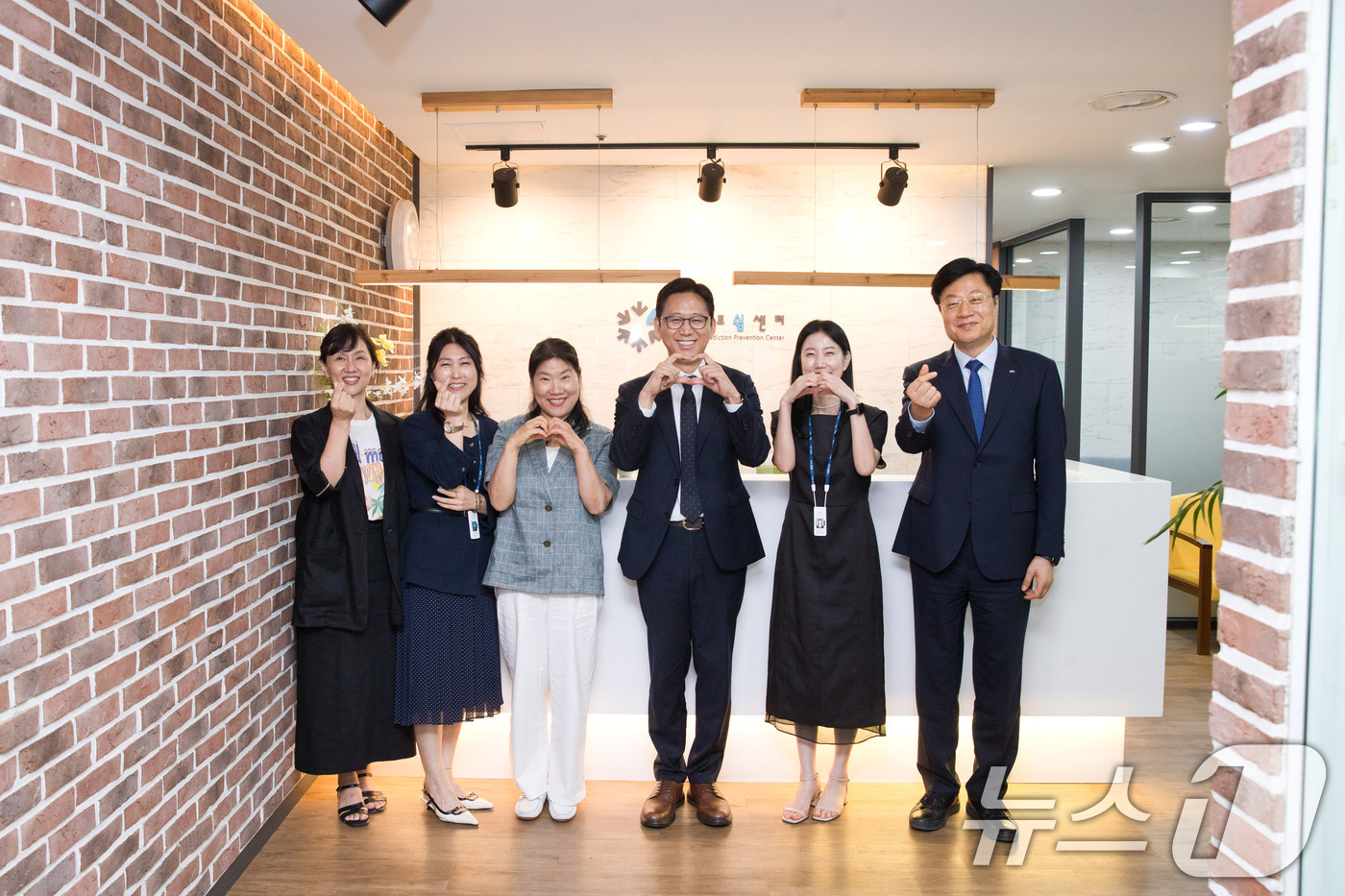 (서울=뉴스1) = 배경훈 부총리 겸 과학기술정보통신부 장관이 6일 서울 중구에 위치한 서울 스마트쉼센터를 방문해 전문상담사들과 기념촬영을 하고 있다. (과학기술정보통신부 제공, …