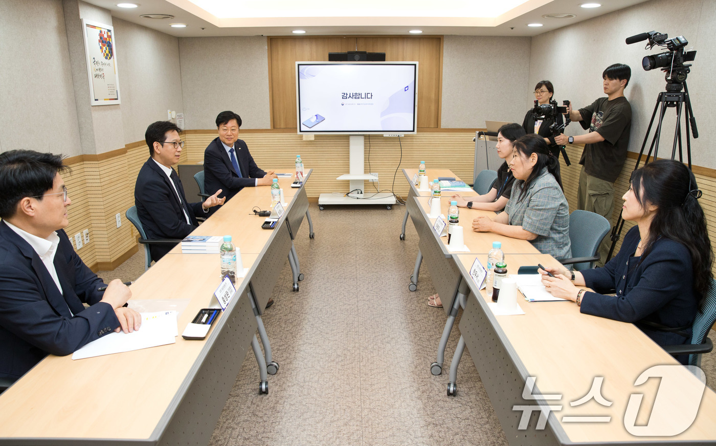 (서울=뉴스1) = 배경훈 부총리 겸 과학기술정보통신부 장관이 6일 서울 중구에 위치한 서울 스마트쉼센터를 방문해 스마트폰 과의존 대응을 위해 일선에서 상담을 담당하고 있는 전문상 …