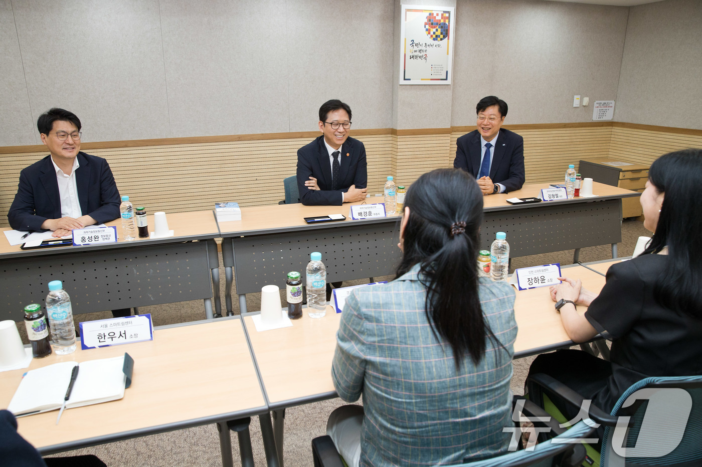 (서울=뉴스1) = 배경훈 부총리 겸 과학기술정보통신부 장관이 6일 서울 중구에 위치한 서울 스마트쉼센터를 방문해 스마트폰 과의존 대응을 위해 일선에서 상담을 담당하고 있는 전문상 …