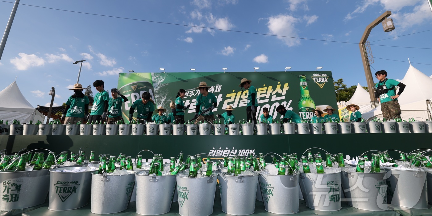 (전주=뉴스1) 유경석 기자 = 전주 가맥축제가 열린 6일 전북 전주시 전북대학교에 마련된 행사장에서 관계자들이 맥주가 가득 든 양동이에 얼음을 채우며 축제 준비를 하고 있다. …