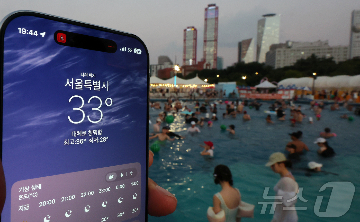 (서울=뉴스1) 김진환 기자 = 저녁 기온이 30도를 웃돌며 열대야가 계속된 6일 저녁 서울 영등포구 여의도 한강수영장에서 시민들이 물놀이를 하며 더위를 식히고 있다. 2026.8 …