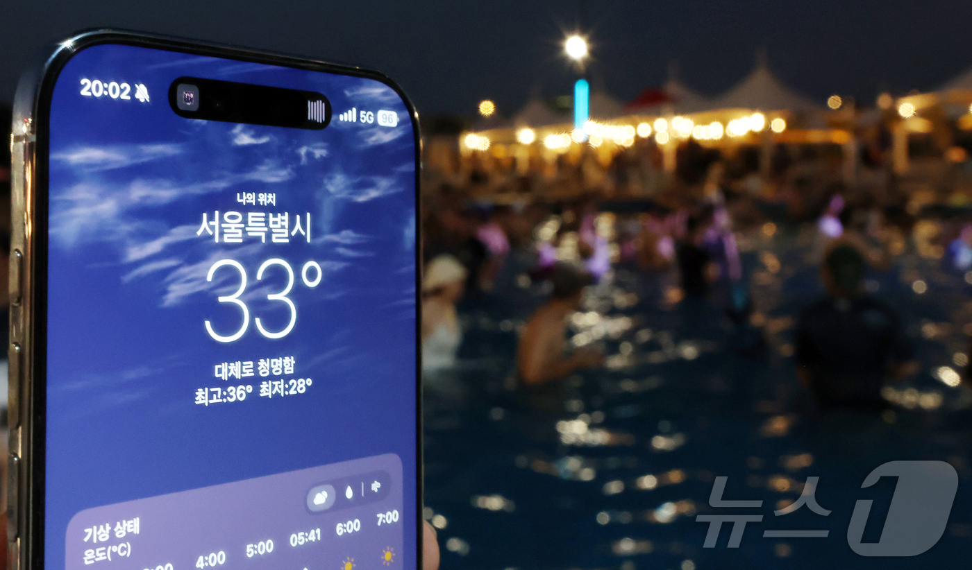 (서울=뉴스1) 김진환 기자 = 저녁 기온이 30도를 웃돌며 열대야가 계속된 6일 저녁 서울 영등포구 여의도 한강수영장에서 시민들이 물놀이를 하며 더위를 식히고 있다. 2026.8 …