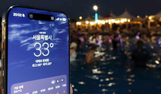 무더운 열대야 속 즐기는 물놀이