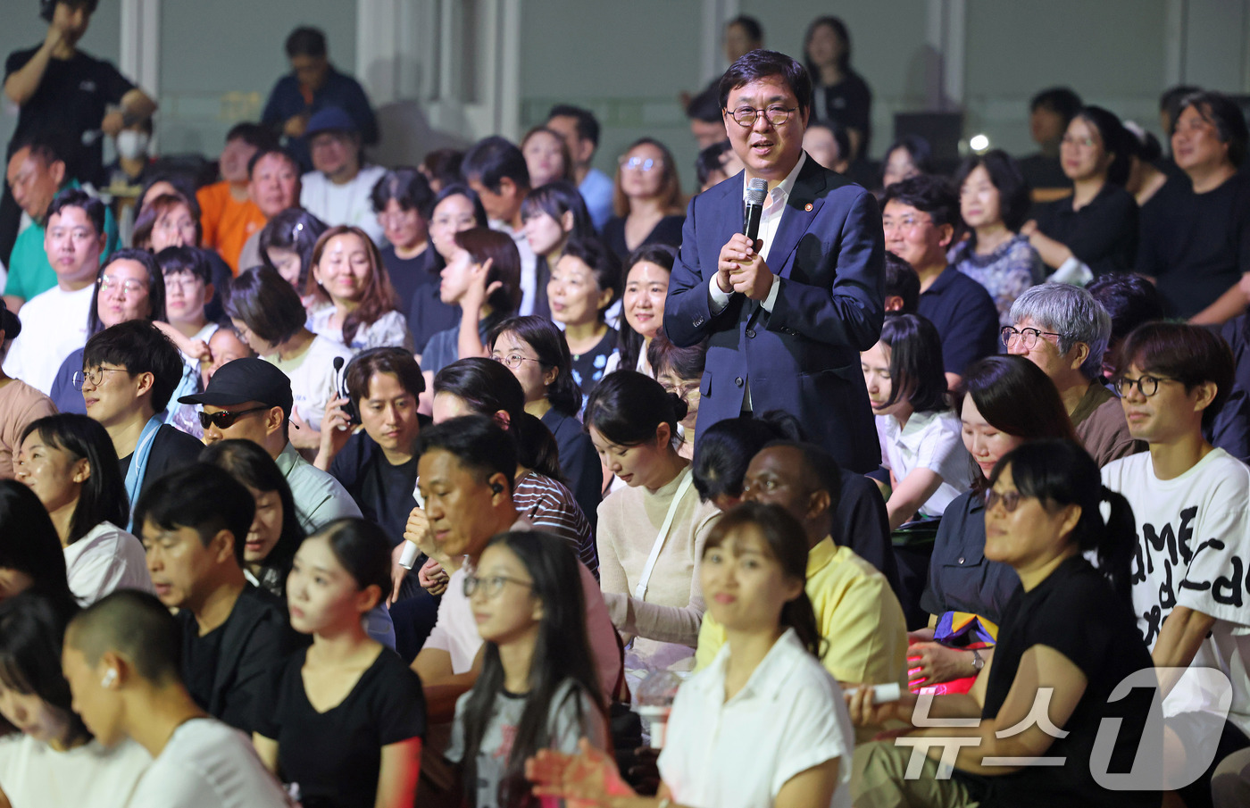 (서울=뉴스1) = 최휘영 문화체육관광부 장관이 6일 강원도 평창 알펜시아 리조트 내 뮤직텐트에서 열린 꿈의 예술단 합동캠프 ‘꿈의 페스티벌’ 합동 공연에서 꿈의 예술단원들과 참석 …