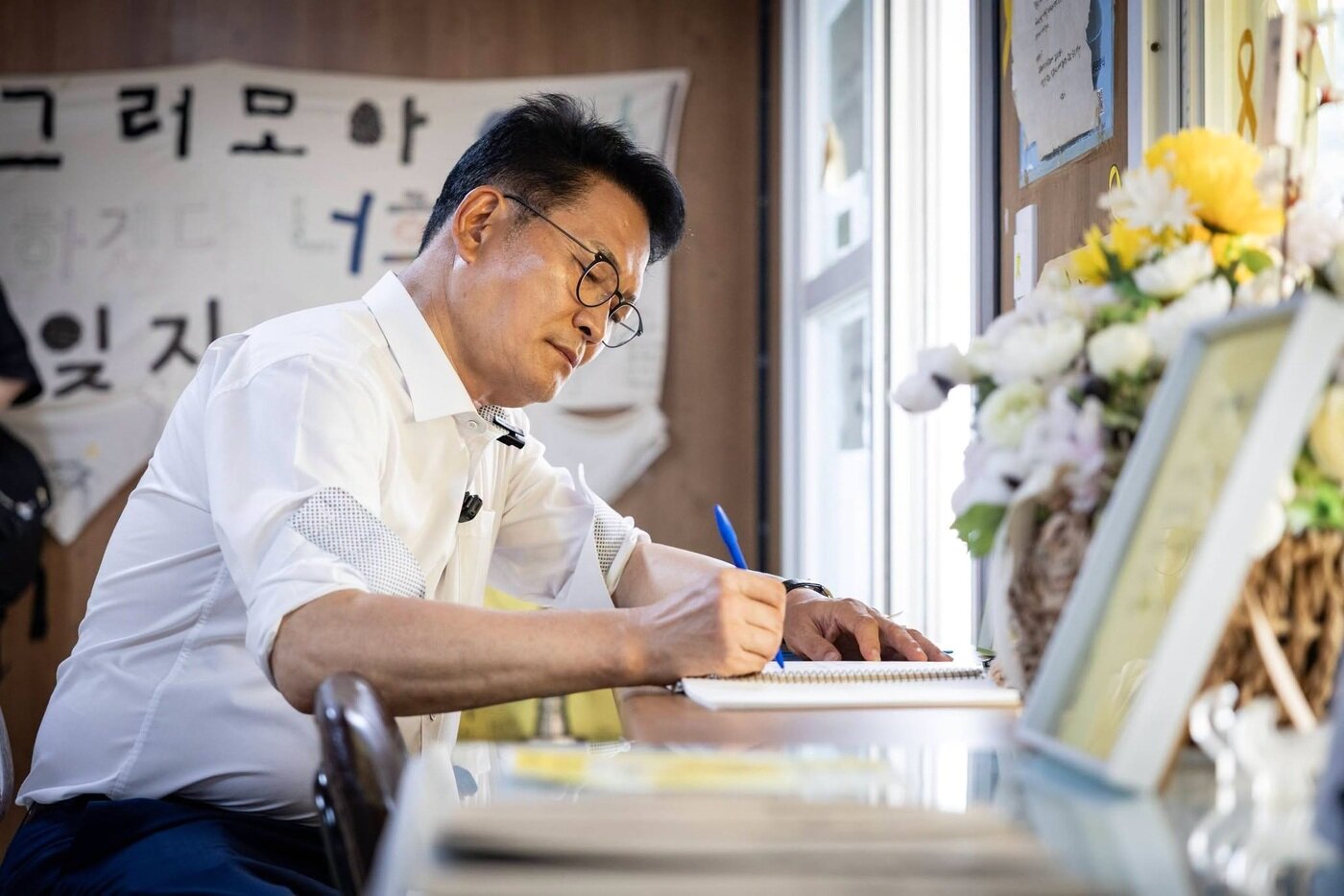 본문 이미지 - 6일 송영길 민주당 당대표 후보가 진도군 세월호 팽목기억관을 찾은 모습.(송영길 후보 페이스북)