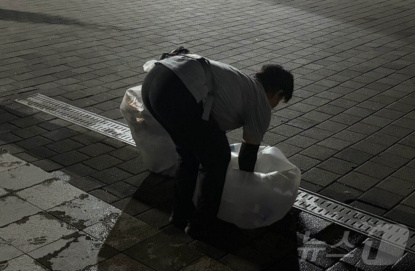 본문 이미지 - 6일 오후 서울 광진구 뚝섬한강공원 수영장에서 야간 미화원으로 근무하는 정영자 씨가 마지막 쓰레기 봉지를 묶으며 퇴근 준비를 하고 있다.2026.08.06.ⓒ 뉴스1 신은빈 기자