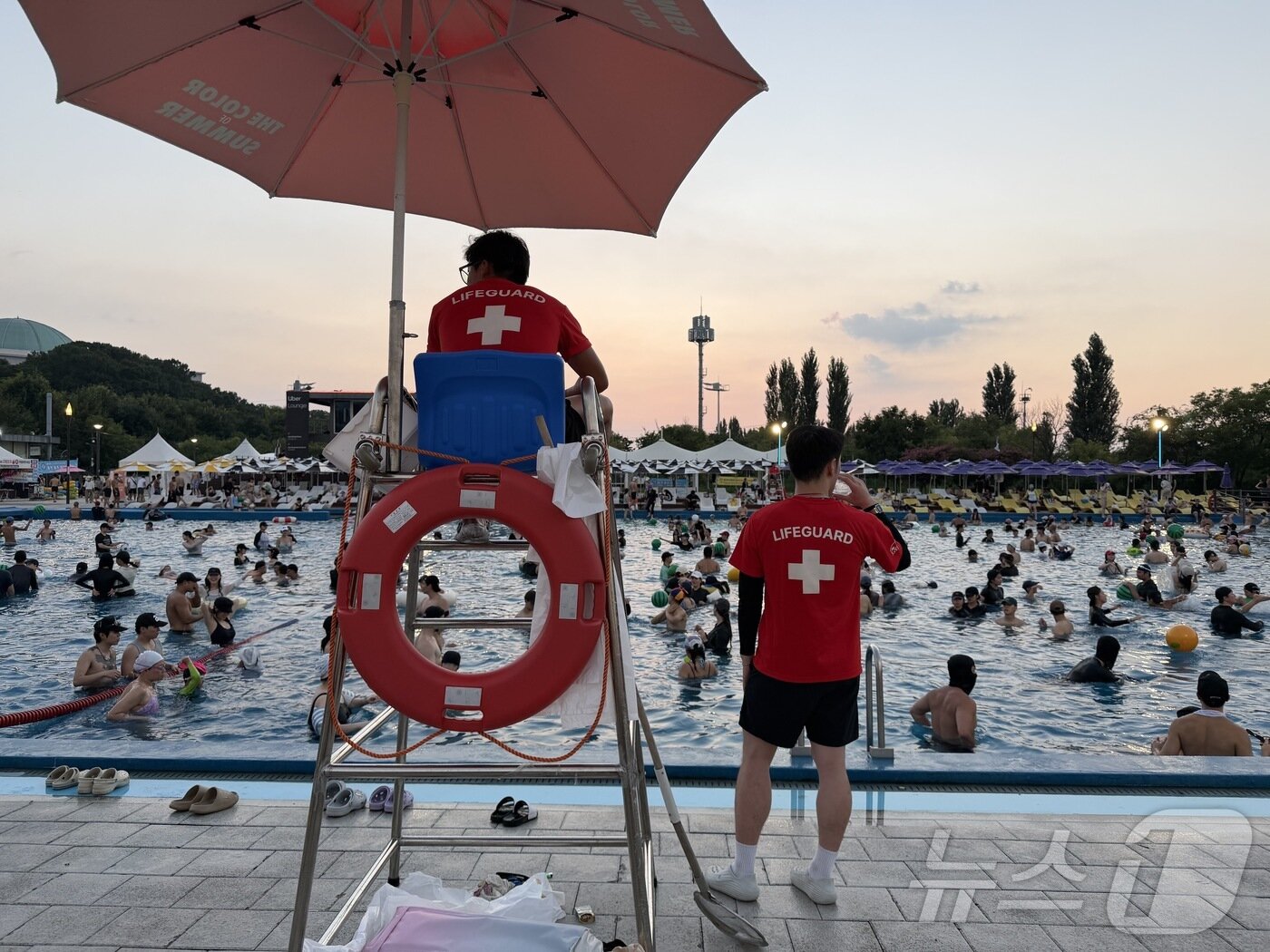 본문 이미지 - 6일 오후 서울 영등포구 여의도한강공원 수영장에서 야간 현장 요원으로 근무하는 정준호 씨(왼쪽)와 김금령 씨가 이용객의 수상 안전 등을 관리하고 있다.2026.08.06.ⓒ 뉴스1 권대옥 기자