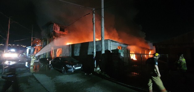 양주 섬유 염색공장 화재 4시간 만에 '초진'…4명 중·경상(종합)